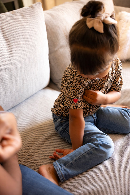 Le t-shirt LEOPARD & LOVE des petits