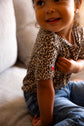 Le t-shirt LEOPARD & LOVE des petits